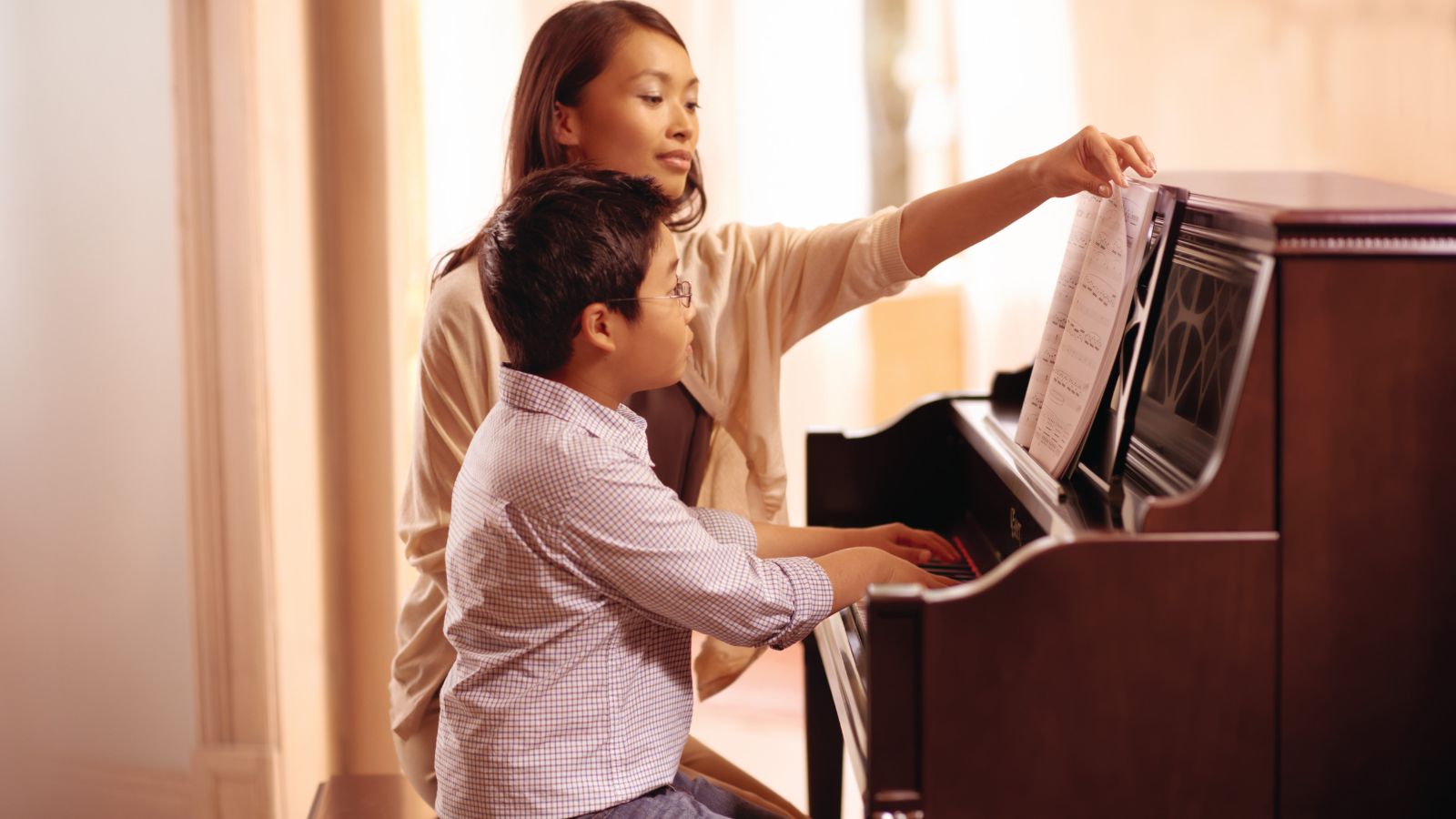 Sister play piano