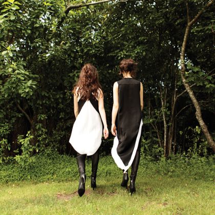 /steinway.com-americas/zh_CN/news/features/Naughton-Sisters-Playing-Double