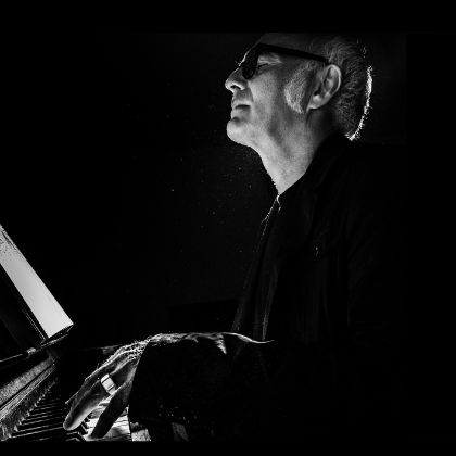 /steinway.com-americas/zh_CN/news/features/a-new-vision-ludovico-einaudi