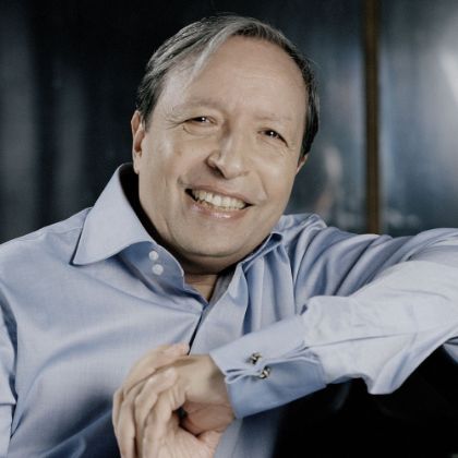 /steinway.com-americas/zh_CN/news/features/the-humanist-murray-perahia