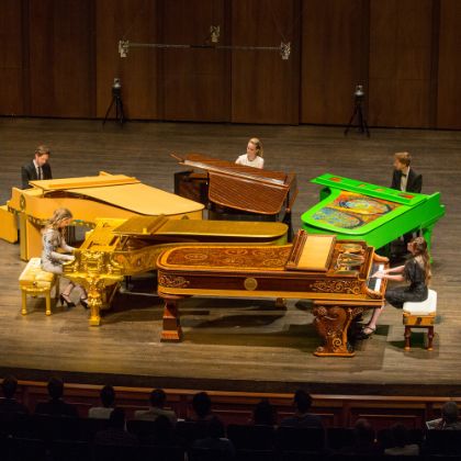 /steinway.com-americas/zh_CN/news/news-clippings/5-browns-for-5-art-case-steinways