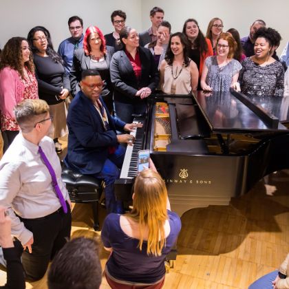 /steinway.com-americas/zh_CN/news/features/opening-the-doors-to-teachers