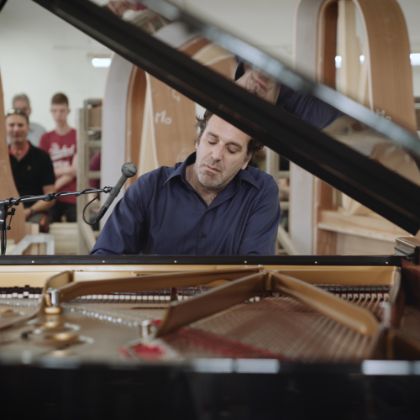 /steinway.com-americas/zh_CN/news/features/chilly-gonzales