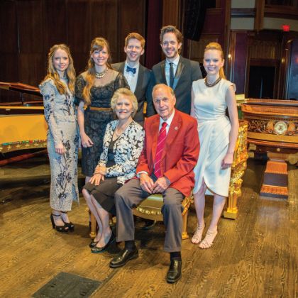 /steinway.com-americas/zh_CN/news/steinway-chronicle/winter-2017/5-browns-unlock-440-keys-to-living-history-fsu