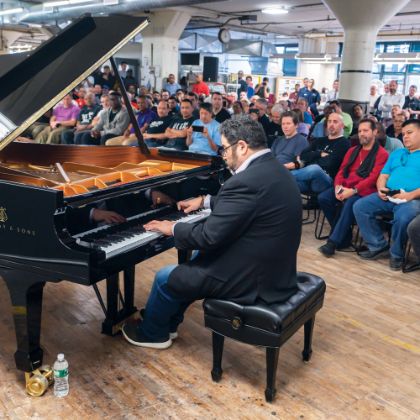 /steinway.com-americas/zh_CN/news/features/live-from-factory-floor