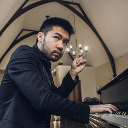 /steinway.com-americas/zh_CN/news/features/juxtaposition-conrad-tao-on-curating-and-composing