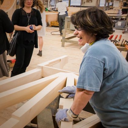 /steinway.com-americas/zh_CN/news/articles/queen-of-parts-prenta-ljucovic-reigns-as-steinways-only-female-case-maker
