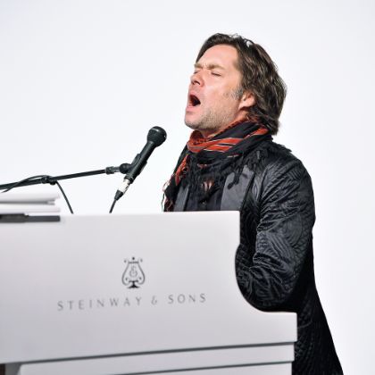 /steinway.com-americas/zh_CN/news/features/the-throwback-rufus-wainwright