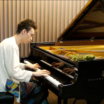 /steinway.com-americas/zh_CN/music-and-artists/featured/steinway-artist-jacob-collier-little-blue