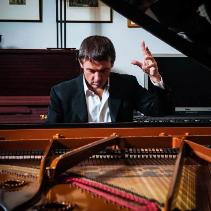 /steinway.com-americas/zh_CN/soundboard/soundboard-simon-mulligan